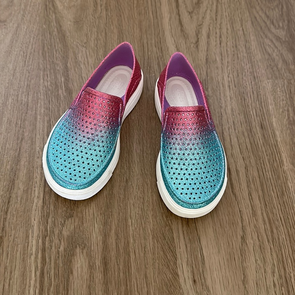Crocs girls vented moccasins. Tie dye color. Sparkly. Teal/Pink.